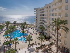 einem Luftblick auf ein Resort mit Pool und Meer in der Unterkunft Aparthotel Playa Dorada in Sa Coma