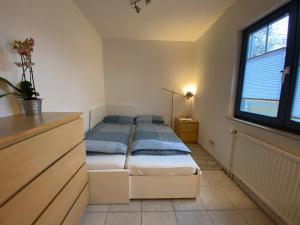 sypialnia z łóżkiem i dużym oknem w obiekcie Elbinsel-Home ‘Alpakaliebe’ w mieście Hamburg