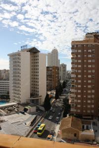 vistas a una calle de la ciudad con edificios altos en Apartamentos Benimar - SABESA, en Benidorm