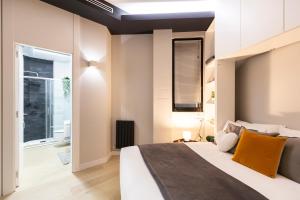 een slaapkamer met een groot bed met oranje kussens bij Special DHome in Milaan