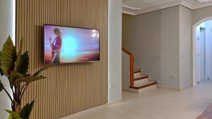 Televízia a/alebo spoločenská miestnosť v ubytovaní Ocean View 3Bdr Balcon Atlantico