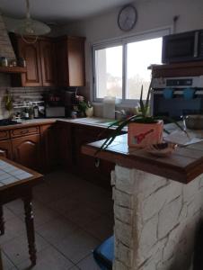 una cocina con encimera y ventana. en les Mésanges bleues, en Saint-Jouan-de-lʼIsle