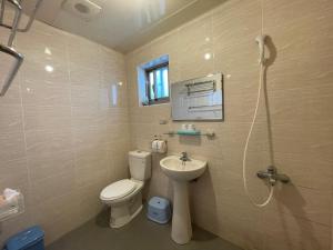 a bathroom with a toilet and a sink and a shower at Linyuan Village in Jiufen