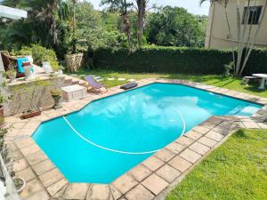 een zwembad in een tuin met een basketbalring eromheen bij Aloe Cottage - Ramsgate Ramble Rest in Margate
