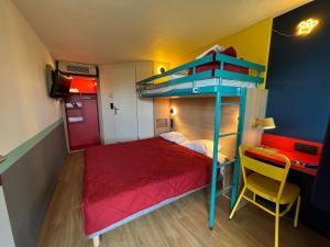 ein Schlafzimmer mit einem Etagenbett, einem Schreibtisch und einem Stuhl in der Unterkunft Premiere Classe Marseille Vitrolles Aéroport in Vitrolles