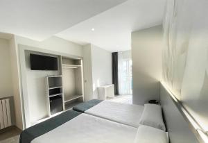 リョレート・デ・マルにあるHotel Maria del Marのベッドルーム(ベッド1台、薄型テレビ付)