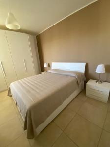 1 dormitorio con 1 cama y 1 lámpara en una mesa en Poggiofranco Apartaments, en Bari