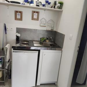 Cucina o angolo cottura di Studio indépendant dans villa, parking gratuit.