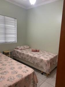 Cama o camas de una habitación en Otimo apartamento em Balneário Camboriu