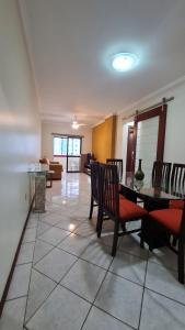 uma sala de estar com mesa e cadeiras em Otimo apartamento em Balneário Camboriu em Balneário Camboriú