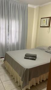 Una cama con dos objetos encima de ella. en Otimo apartamento em Balneário Camboriu, en Balneário Camboriú