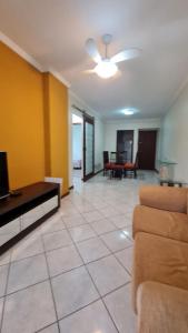 sala de estar con sofá y TV en Otimo apartamento em Balneário Camboriu, en Balneário Camboriú