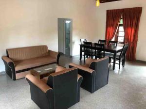 uma sala de estar com um sofá e uma mesa em SOHA Residency em Gampaha