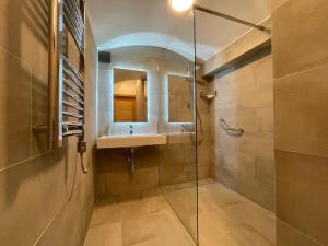 uma casa de banho com um lavatório e uma cabina de duche em vidro. em Modern guest house in city center I Room 2 em Vilnius