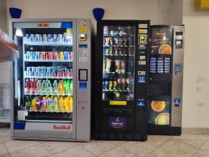 duas máquinas de refrigerante estão ao lado uma da outra em HOTEL JURKI Dom em Bratislava