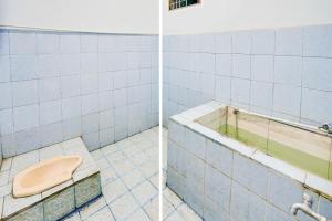 een badkamer met een toilet en een bad bij OYO Life 92046 Garuda Residence in Palembang