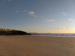 uma vista para a praia a partir da costa em Aqualecer Montalvo em Sanxenxo