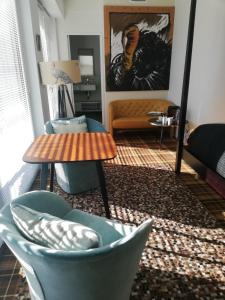 - un salon avec des chaises, une table et un canapé dans l'établissement Monts Dôme, à Clermont-Ferrand