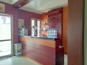 um bar num quarto com um balcão e uma janela em OYO 92098 Kost Orange Syariah em Gusung