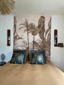 1 dormitorio con 1 cama con 2 almohadas azules en Gîte privé avec sauna et balnéo, en Brens
