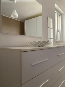 una cocina con armarios blancos y un espejo grande en Poggiofranco Apartaments en Bari