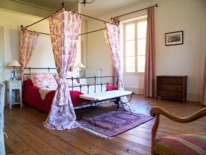 a bedroom with a bed with a canopy at Queen's Escape in Martel
