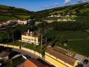 uma pequena cidade com um comboio numa ponte em Villa Várzea Hiker Nest na Várzea