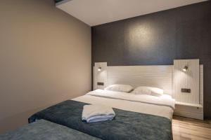 een slaapkamer met 2 bedden en witte lakens bij Element Residence in Istanbul