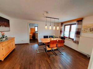 eine Küche und ein Esszimmer mit einem Tisch und Stühlen in der Unterkunft Landhaus Emanuel in Füssen