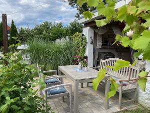 eine Terrasse mit einem Tisch und Stühlen im Garten in der Unterkunft Haus Vicus in Greifswald