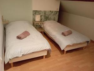 - 2 lits dans une chambre avec des draps blancs dans l'établissement 3 pièces calme, terrasse et parking privé, à Courcouronnes