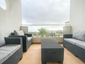 uma sala de estar com cadeiras, uma mesa e uma janela em Small Oasis #2 - Manilva em Estepona