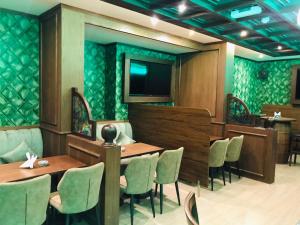 un ristorante con tavoli e sedie e una TV a schermo piatto di Concorde Inn Hotel a Dubai Altre 16 foto