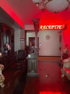 um quarto com um letreiro de néon na parede em Hotel Bacsoridana em Tecuci