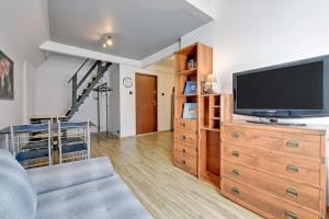 Telewizja i/lub zestaw kina domowego w obiekcie Hello Apartments Sw Ducha Loft for 4 guests