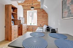 uma sala de estar com uma mesa com círculos azuis em Hello Apartments Sw Ducha Loft for 4 guests em Gdansk
