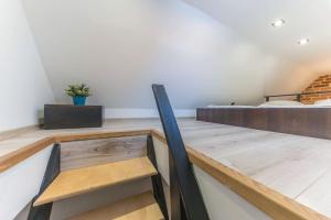 Łóżko lub łóżka w pokoju w obiekcie Hello Apartments Sw Ducha Loft for 4 guests