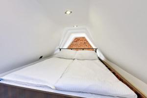 Łóżko lub łóżka w pokoju w obiekcie Hello Apartments Sw Ducha Loft for 4 guests