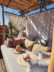 O zonă de relaxare la Riad M. Jacuzzi - Piscine Arty/Cosy - Privatif