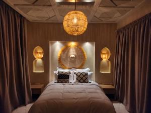 Un pat sau paturi într-o cameră la Riad M. Jacuzzi - Piscine Arty/Cosy - Privatif +56 fotografii