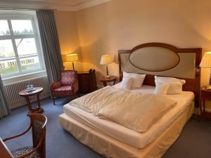 เตียงในห้องที่ Schloss Neutrauchburg