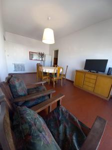 sala de estar con mesa, sillas y TV en DEPTO CENTRO EN MAR DEL PLATA 4 PERSONAS (hasta 5 se puede conversar) en Mar del Plata