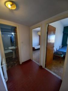 Habitación con pasillo, baño y dormitorio. en DEPTO CENTRO EN MAR DEL PLATA 4 PERSONAS (hasta 5 se puede conversar) en Mar del Plata