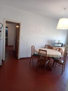 Habitación con mesa, sillas y cocina. en DEPTO CENTRO EN MAR DEL PLATA 4 PERSONAS (hasta 5 se puede conversar) en Mar del Plata