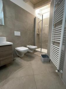 ein Bad mit einem WC, einem Waschbecken und einer Dusche in der Unterkunft La Casa di Giò in Arco