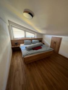 1 dormitorio con cama y ventana. en Appartment Hoamatgfüh en Wagrain