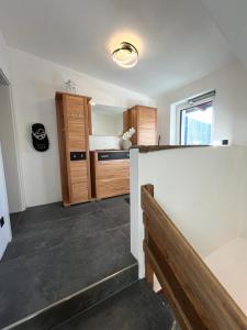 Habitación con cocina con encimera. en Appartment Hoamatgfüh en Wagrain