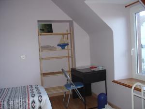 Dormitorio con escritorio, cama, escritorio y silla en GUERINEL HERBERT PIERRETTE, en Hirel