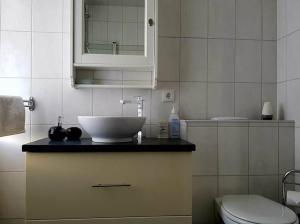 łazienka z umywalką i toaletą w obiekcie Tanginn w mieście Stykkishólmur