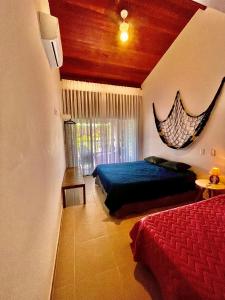 ein Schlafzimmer mit zwei Betten und einem Fenster in der Unterkunft Delícia de casa em Barra do Una a 5 min de Juquehy! in São Sebastião + 32 Fotos